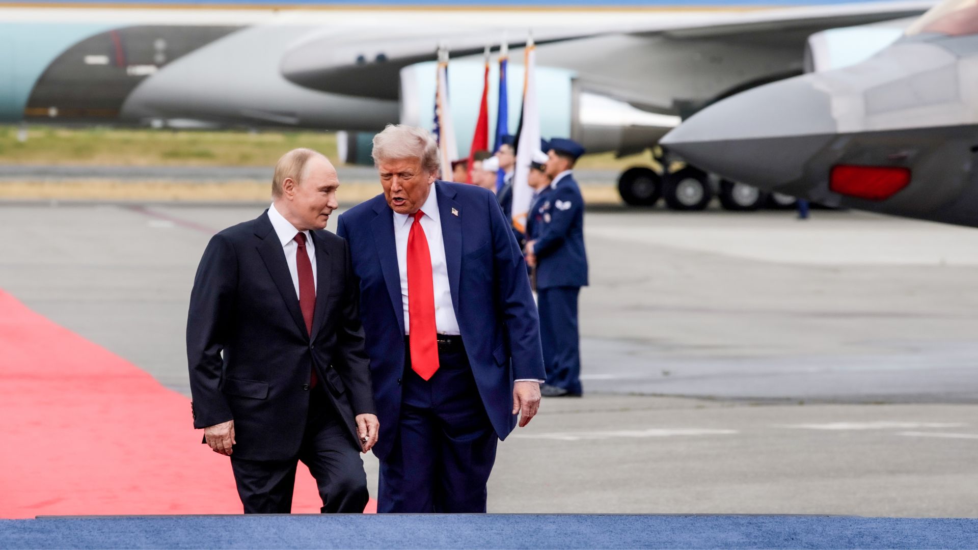 Президент России Владимир Путин и президент США Дональд Трамп на Аляске Президент России Владимир Путин и президент США Дональд Трамп идут по красной дорожке на Аляске