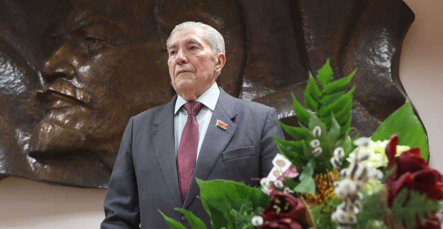 Лукашенко поздравил председателя Совета Компартии Беларуси Алексея Камая с 90-летним юбилеем