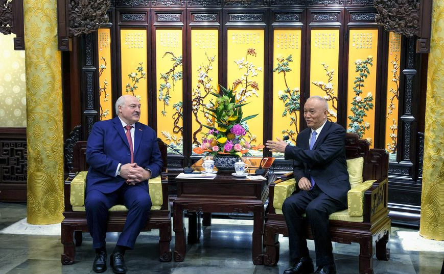 Президент Беларуси Александр Лукашенко и член Постоянного комитета Политбюро ЦК КПК Цай Ци