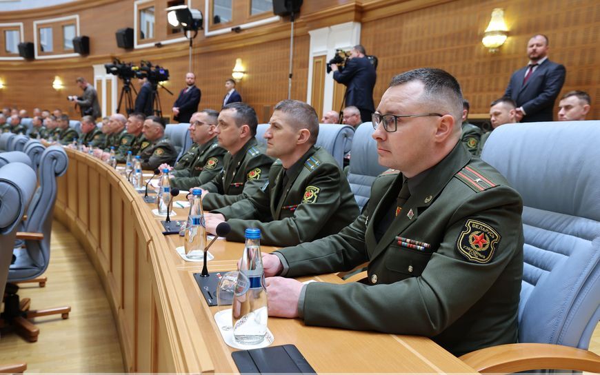 Президент Беларуси собрал совещание по подведению итогов комплексной проверки Вооруженных Сил