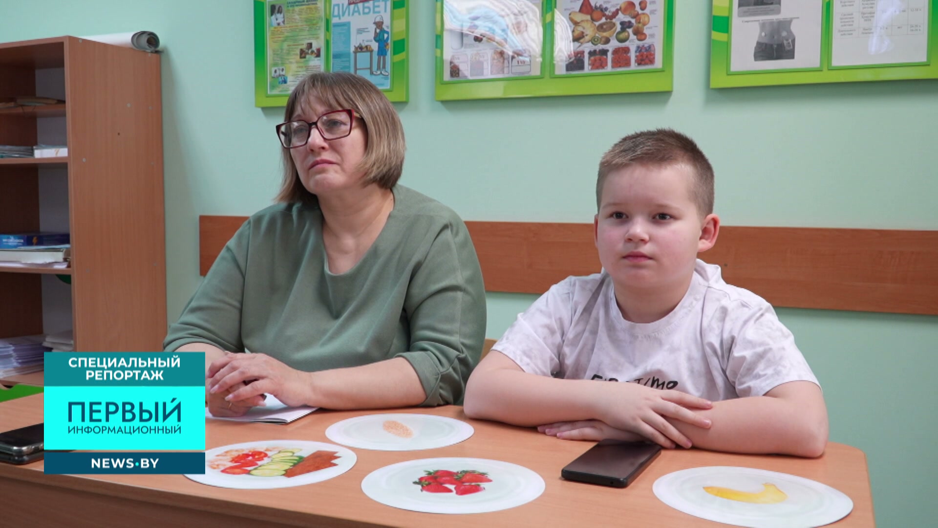 Мальчик и его мама в школе диабета
