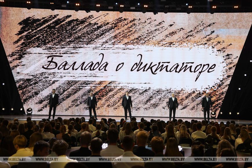 Наталью Эйсмонт спросили, отслеживает ли она реакцию на премьеру. "Я бы не использовала формулировку "отслеживаем". Смотрим, конечно. Если говорить о реакции, то уже прямо сейчас видим, что она бурная. Смотрим комментарии", - сказала пресс-секретарь. Изображение