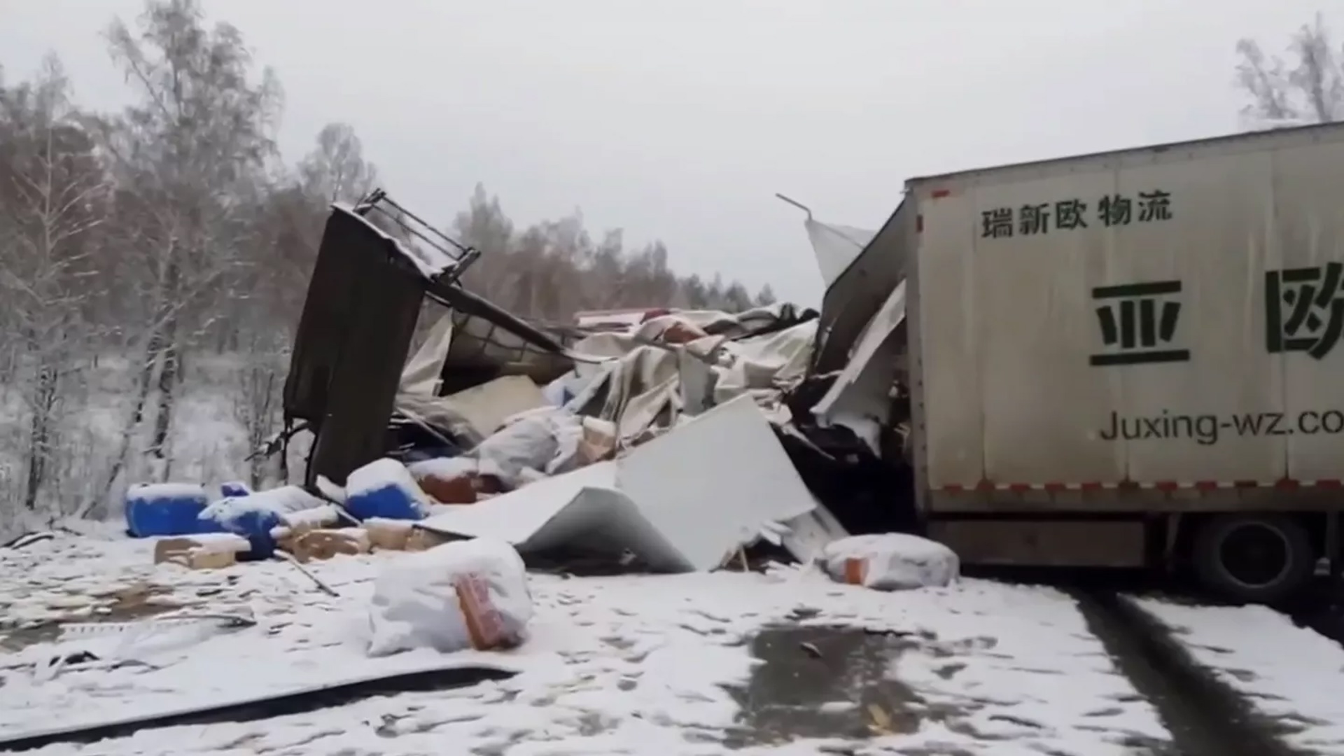 Столкновение четырех большегрузов на территории России