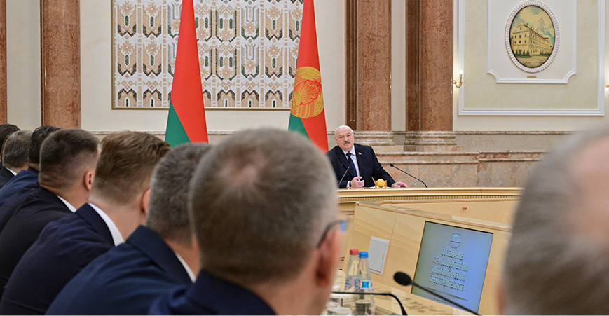 Александр Лукашенко проводит совещание с руководителям дипломатических представительств