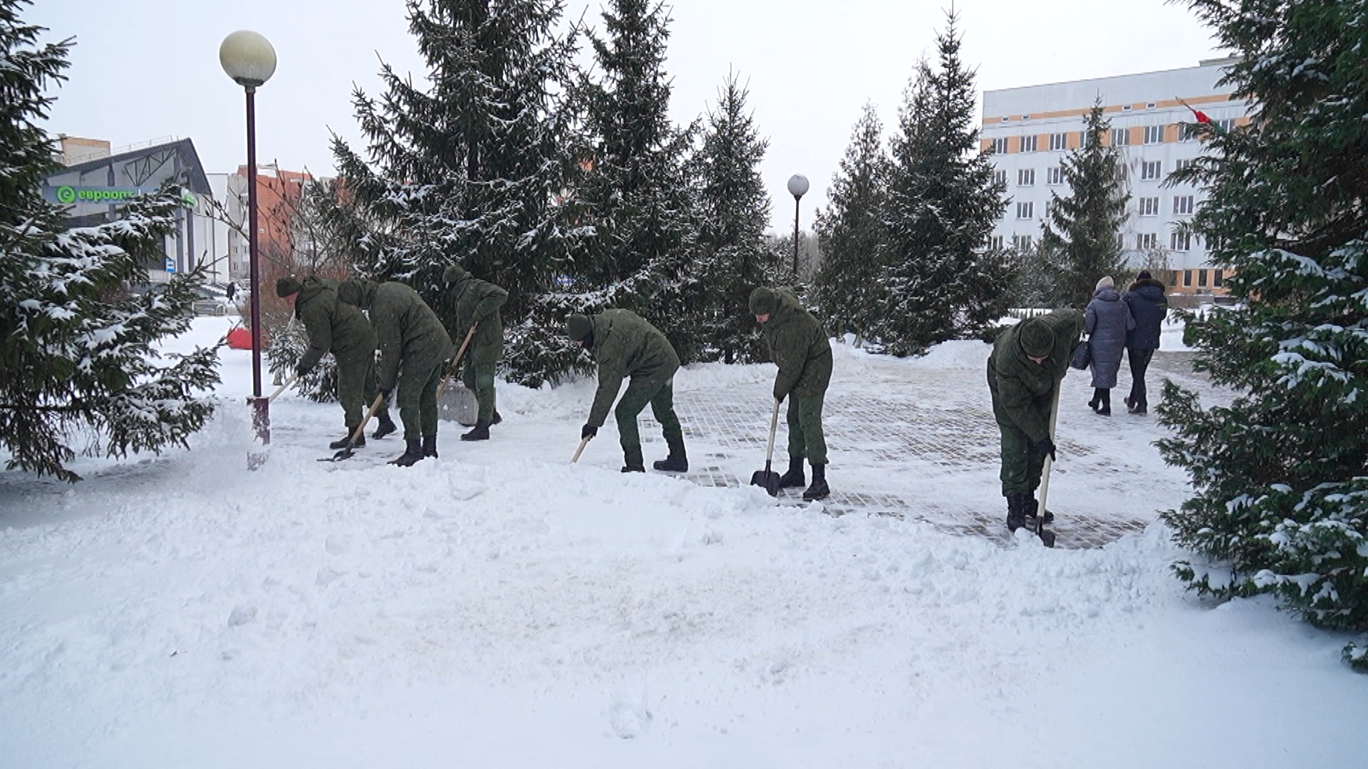 Военнослужащие убирают снег