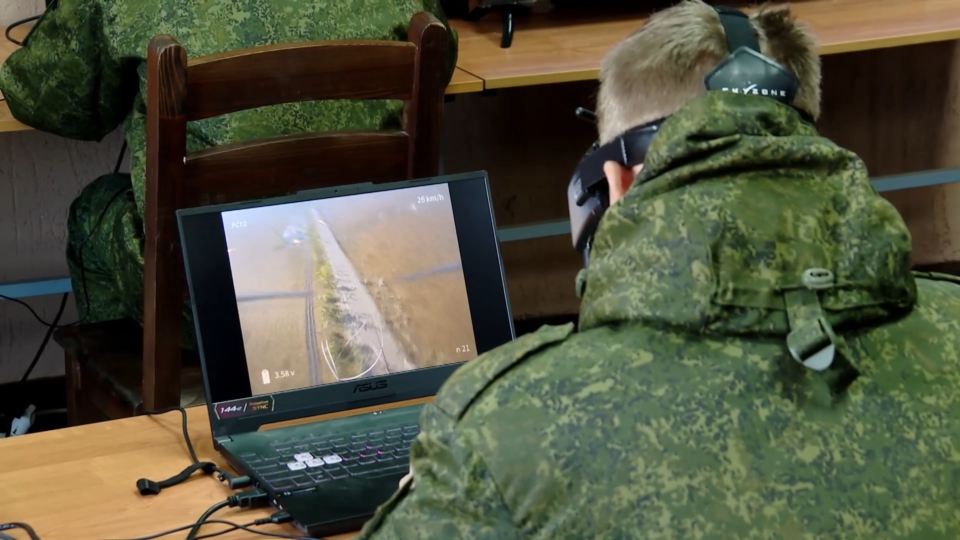 Военный за монитором