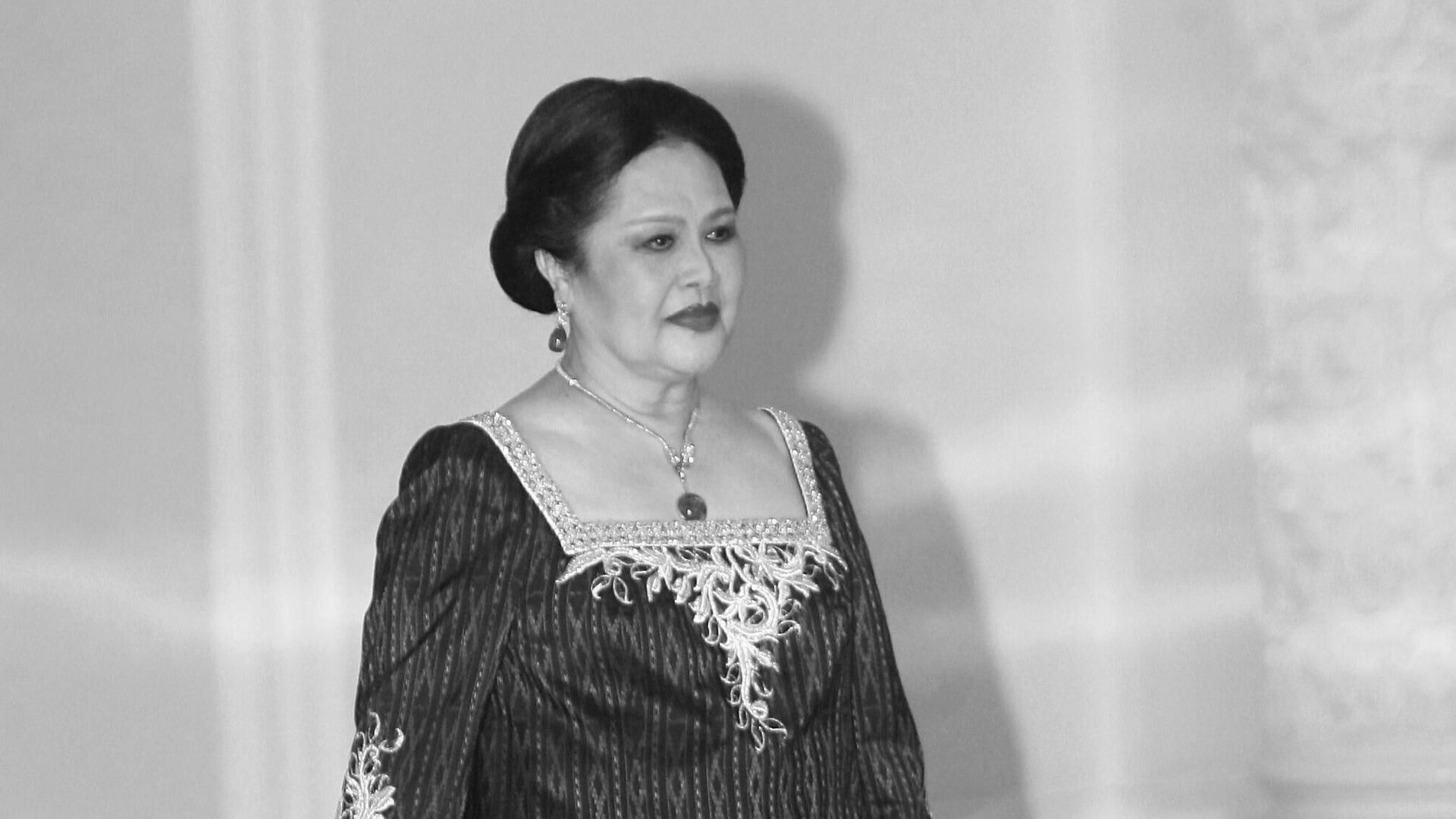 Kopoлева-мать Сирикит Kopoлева-мать Сирикит
