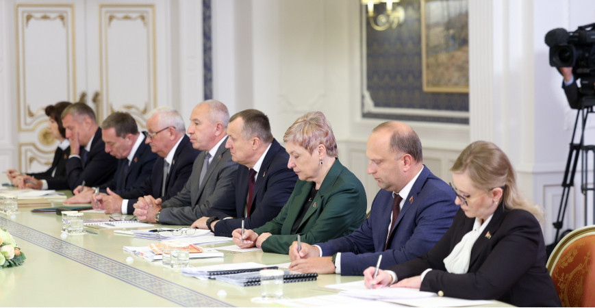Участники совещания у Президента Беларуси по вопросу организации торговли на селе