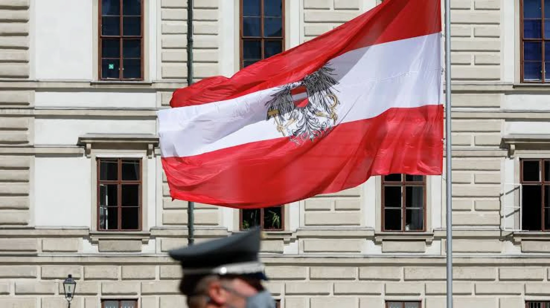 флаг Австрии развивается на ветру