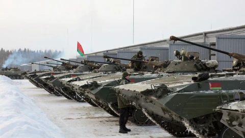 Лукашенко проводит внезапную проверку боеготовности одного из механизированных соединений