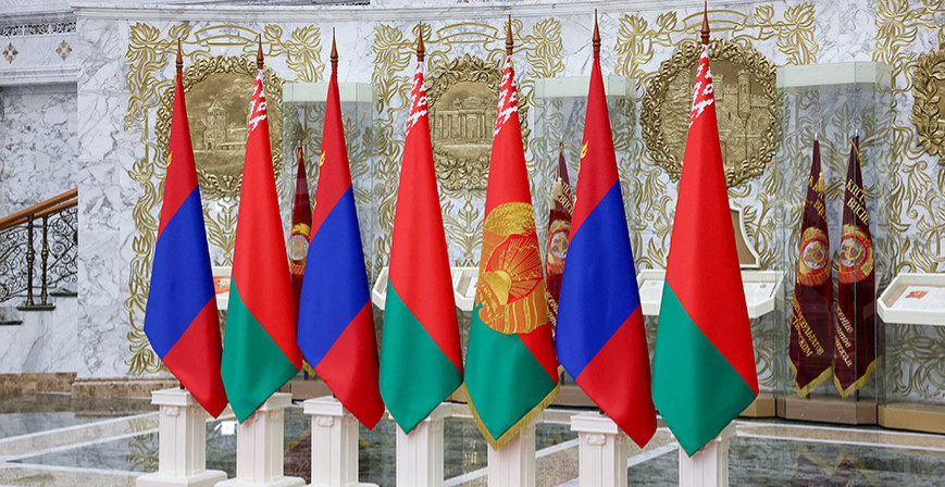 флаги Беларуси и Монголии