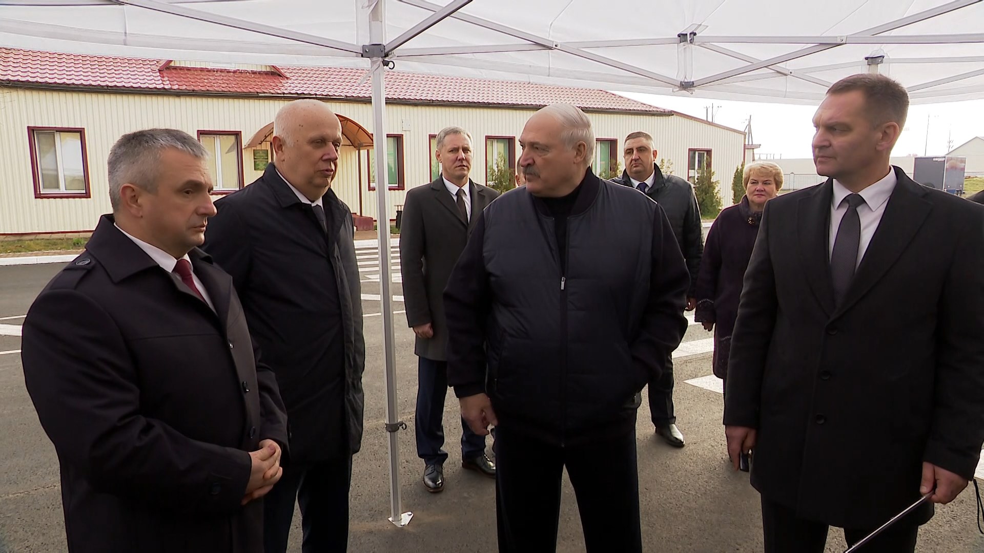 Лукашенко напомнил и о своем поручении связать качественными дорогами агрогородки и райцентры