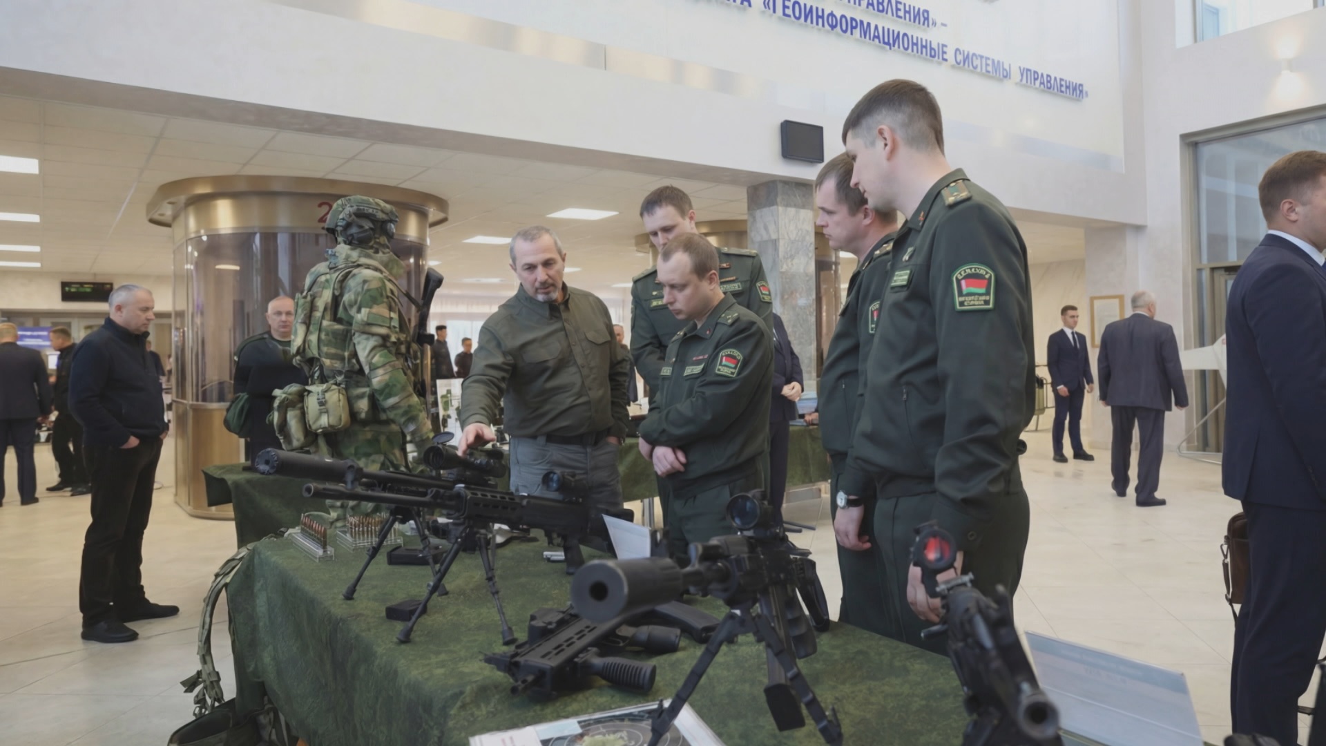 военные с оружием