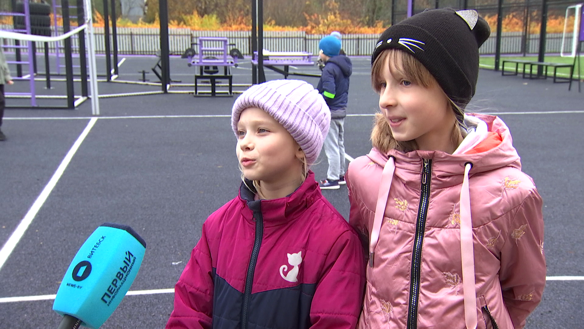 девочки на стадионе