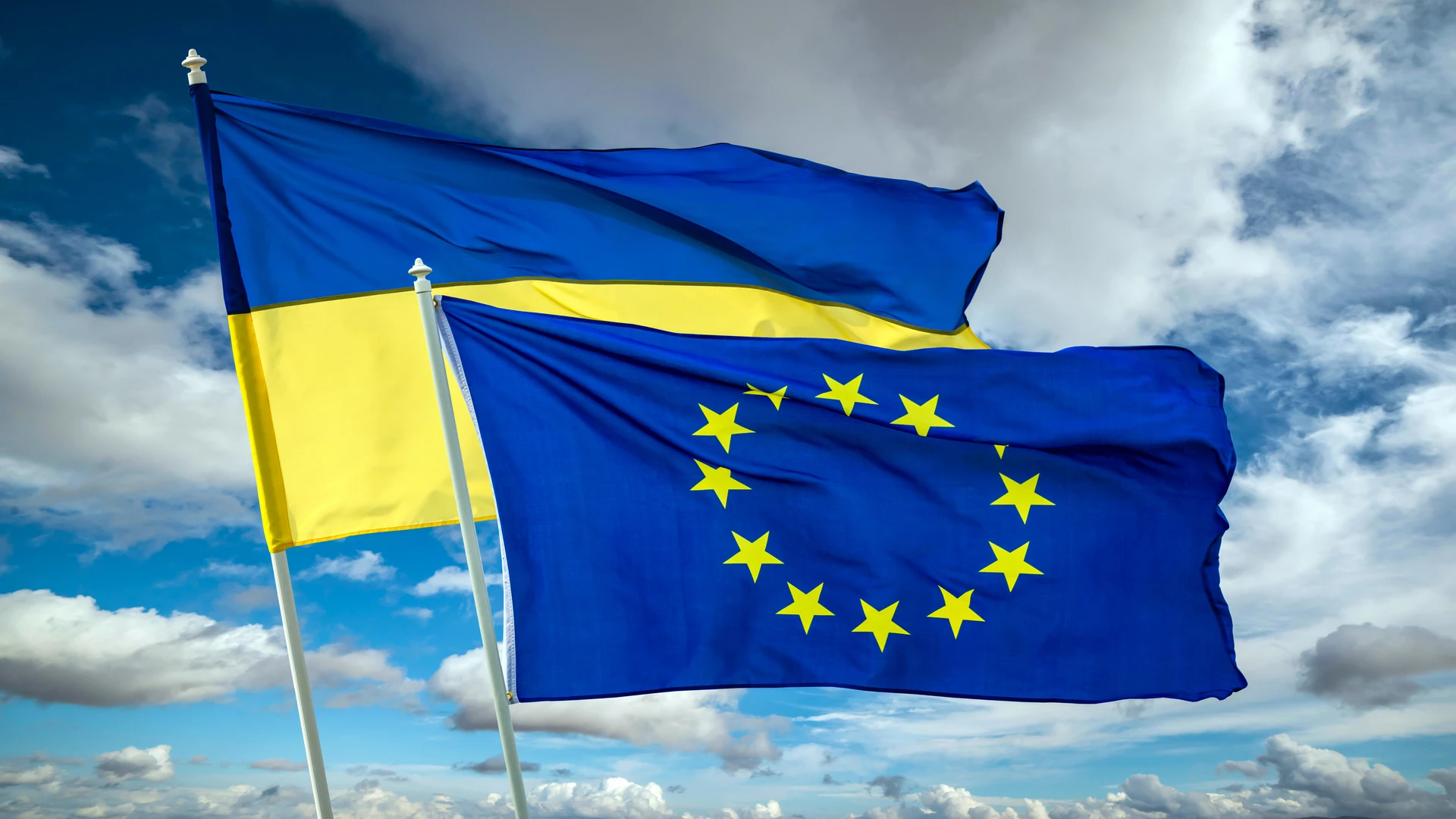 флаги Украины и ЕС