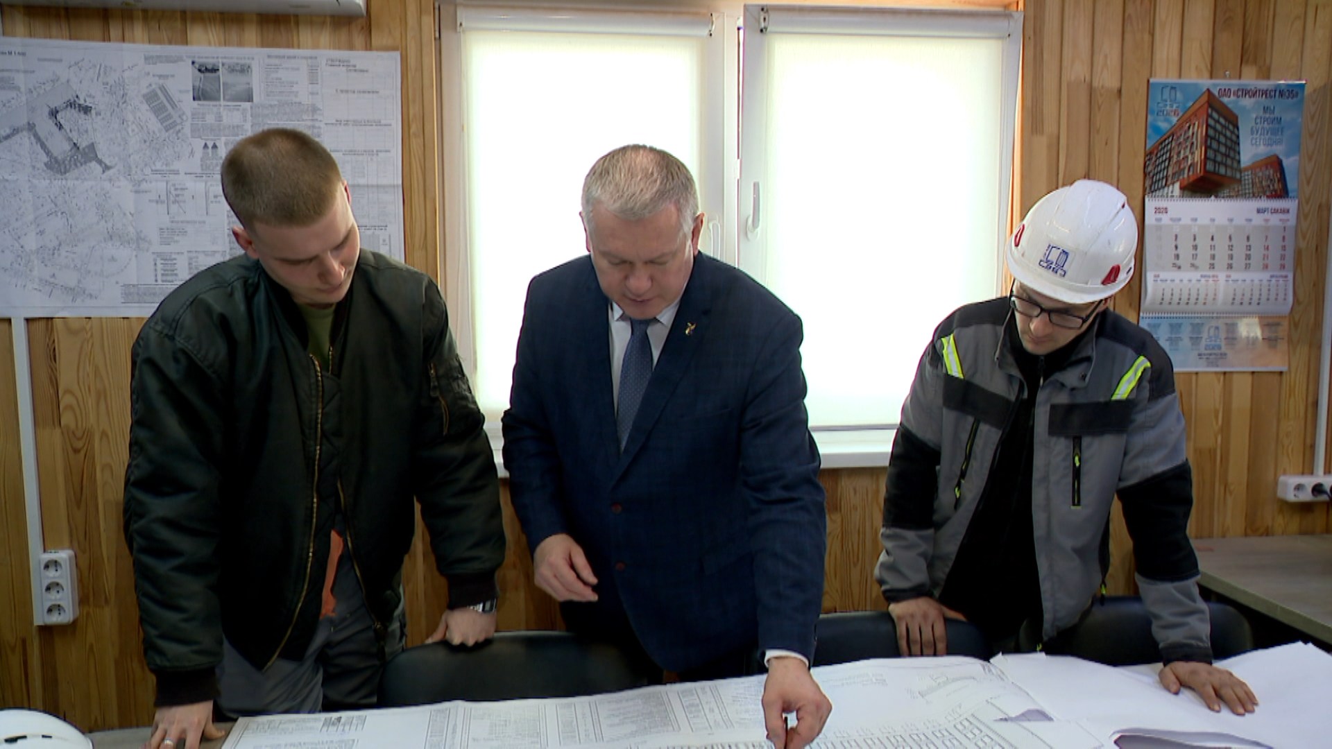 профессионалы рассматривают чертежи