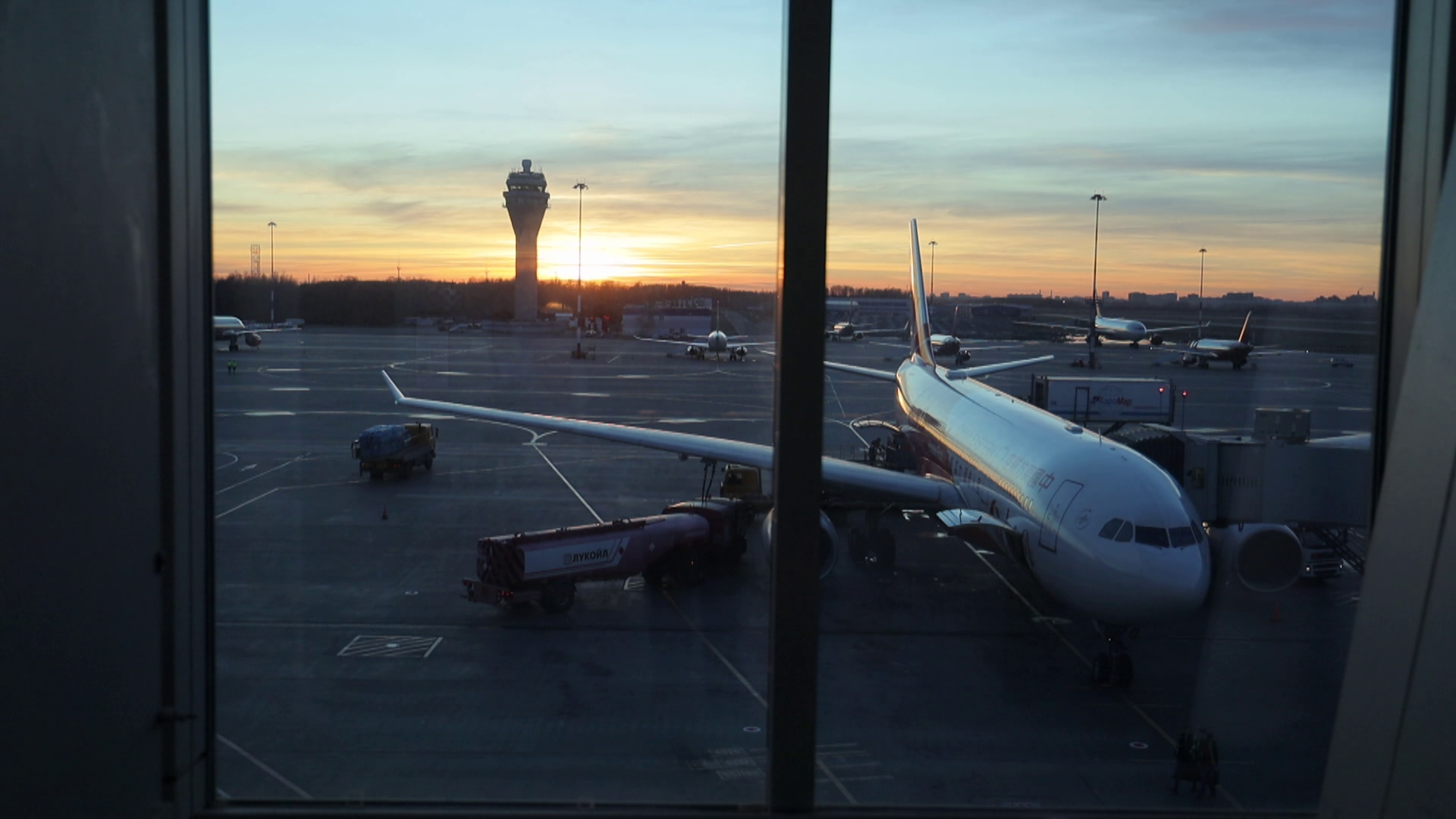 самолет на фоне заката в аэропорту