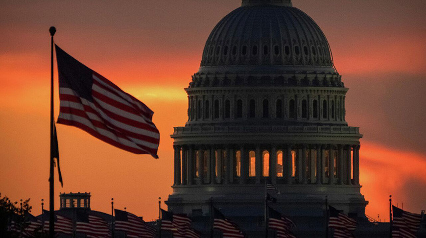 флаг США на закате. Фото из архива АР