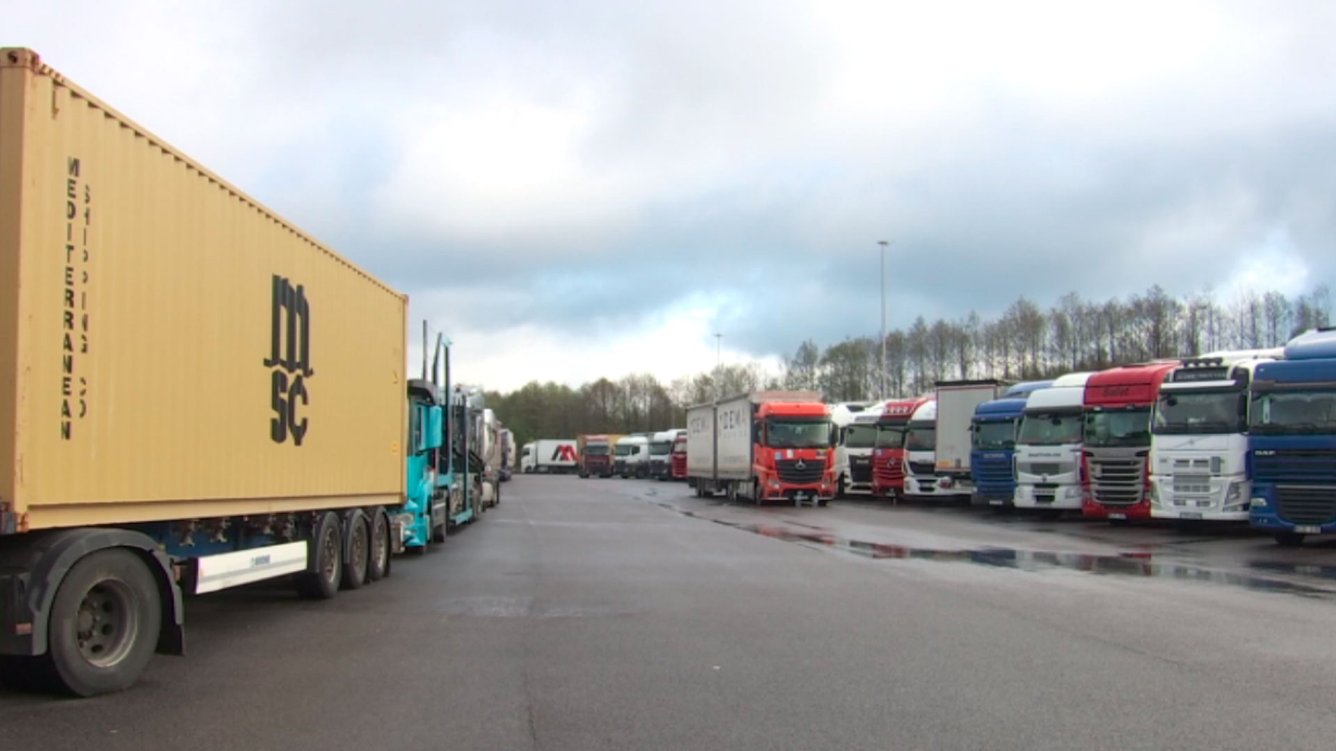 Белорусской таможне нужно выпустить фуры из транзитной зоны обратно в Беларус