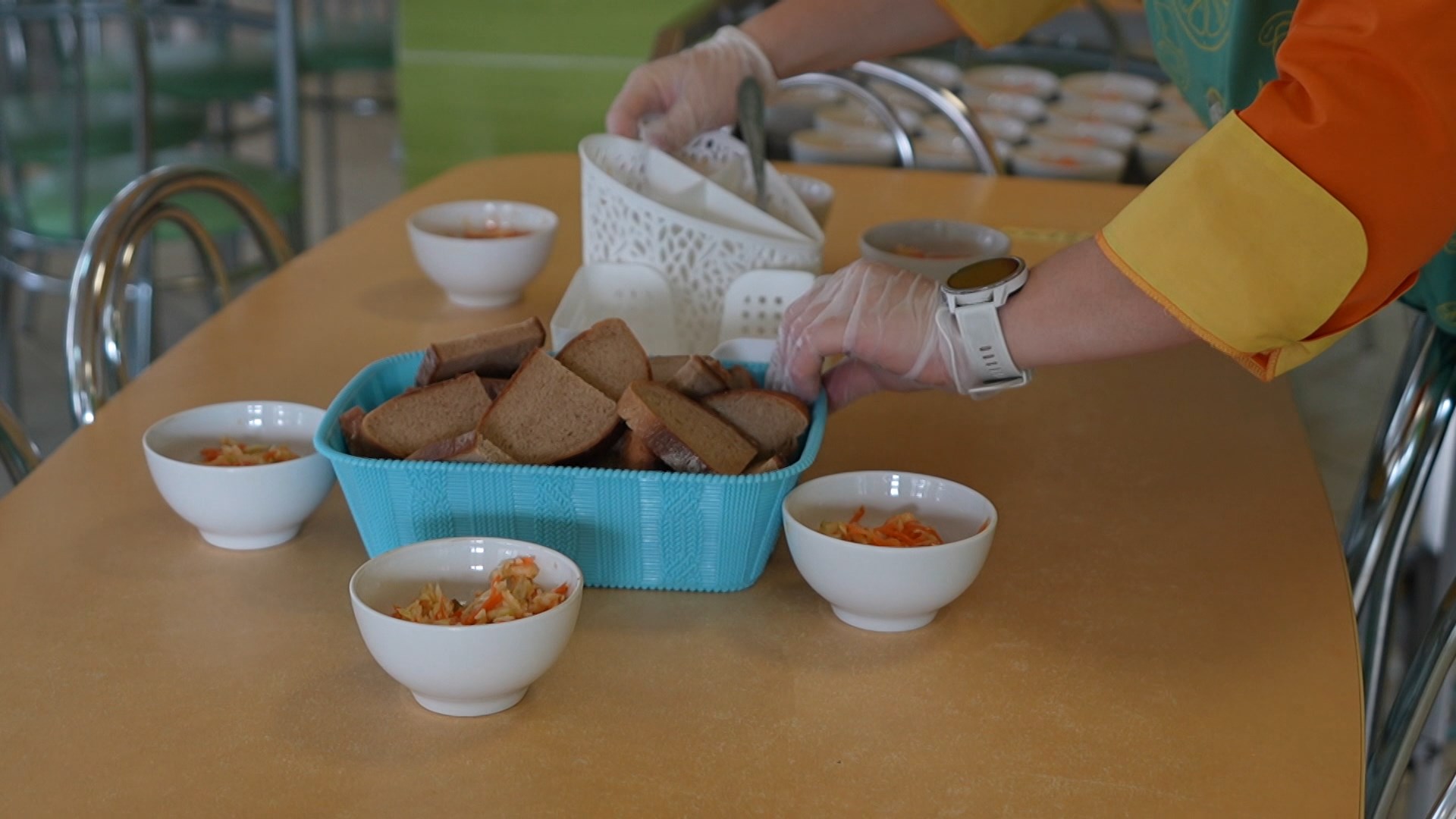 раздача обедов в школе раздача обедов в школе