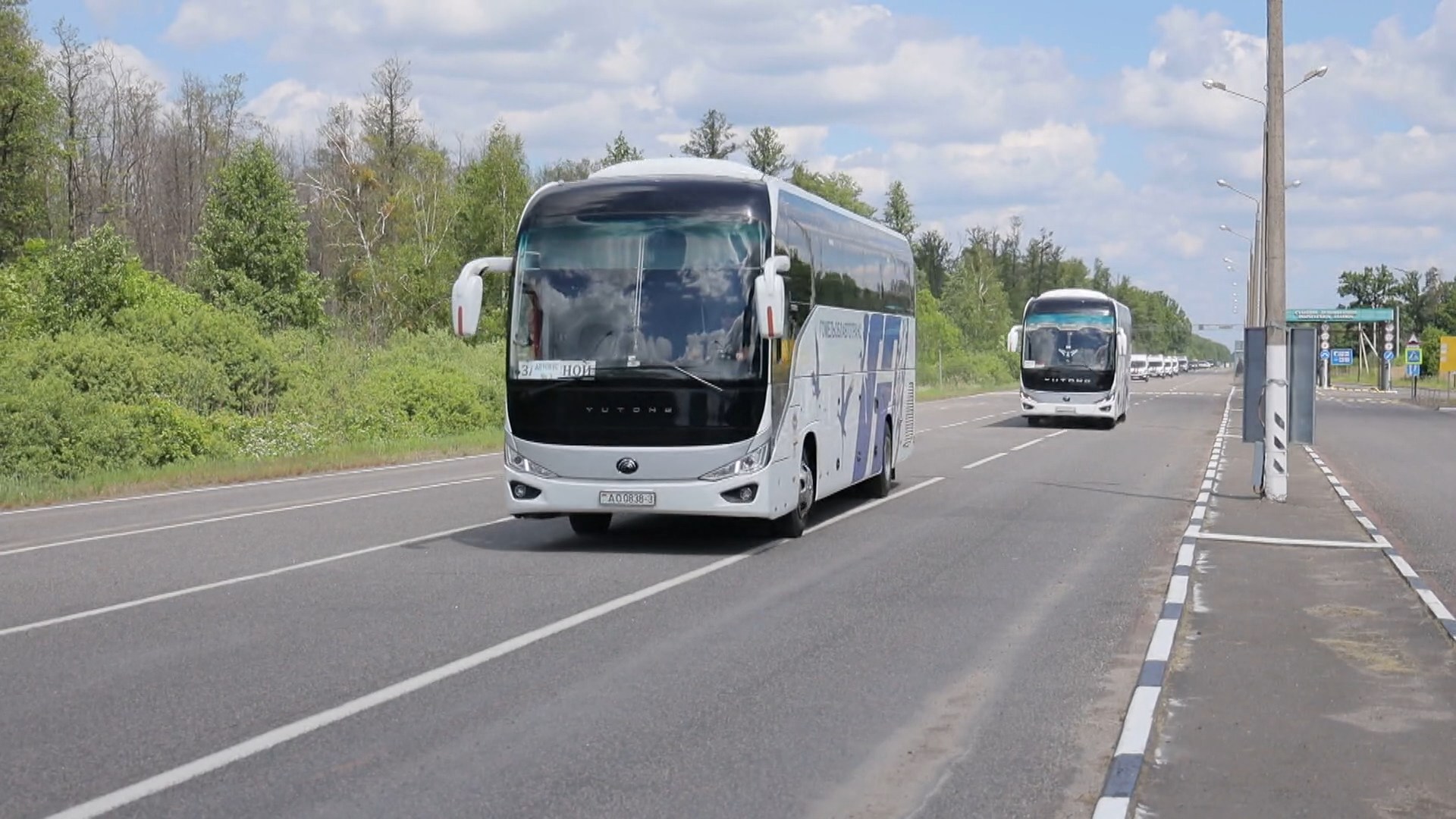 автобусы на дороге