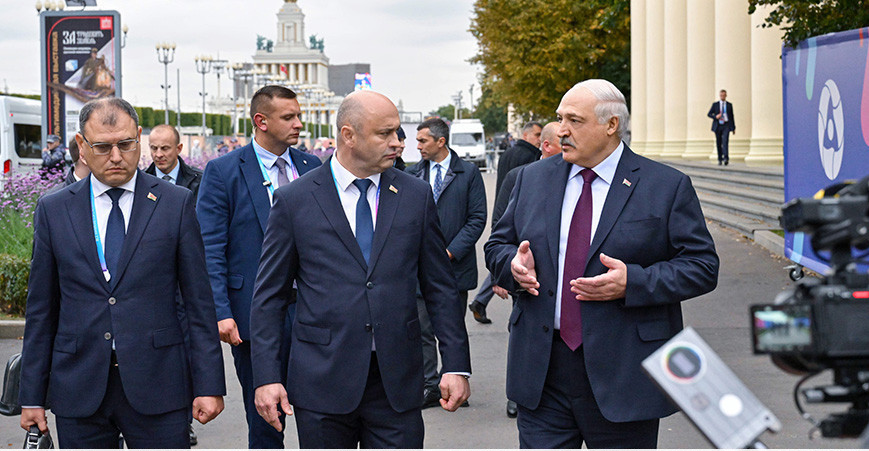 Александр Лукашенко на ВДНХ пообщался с Александром Рогожником