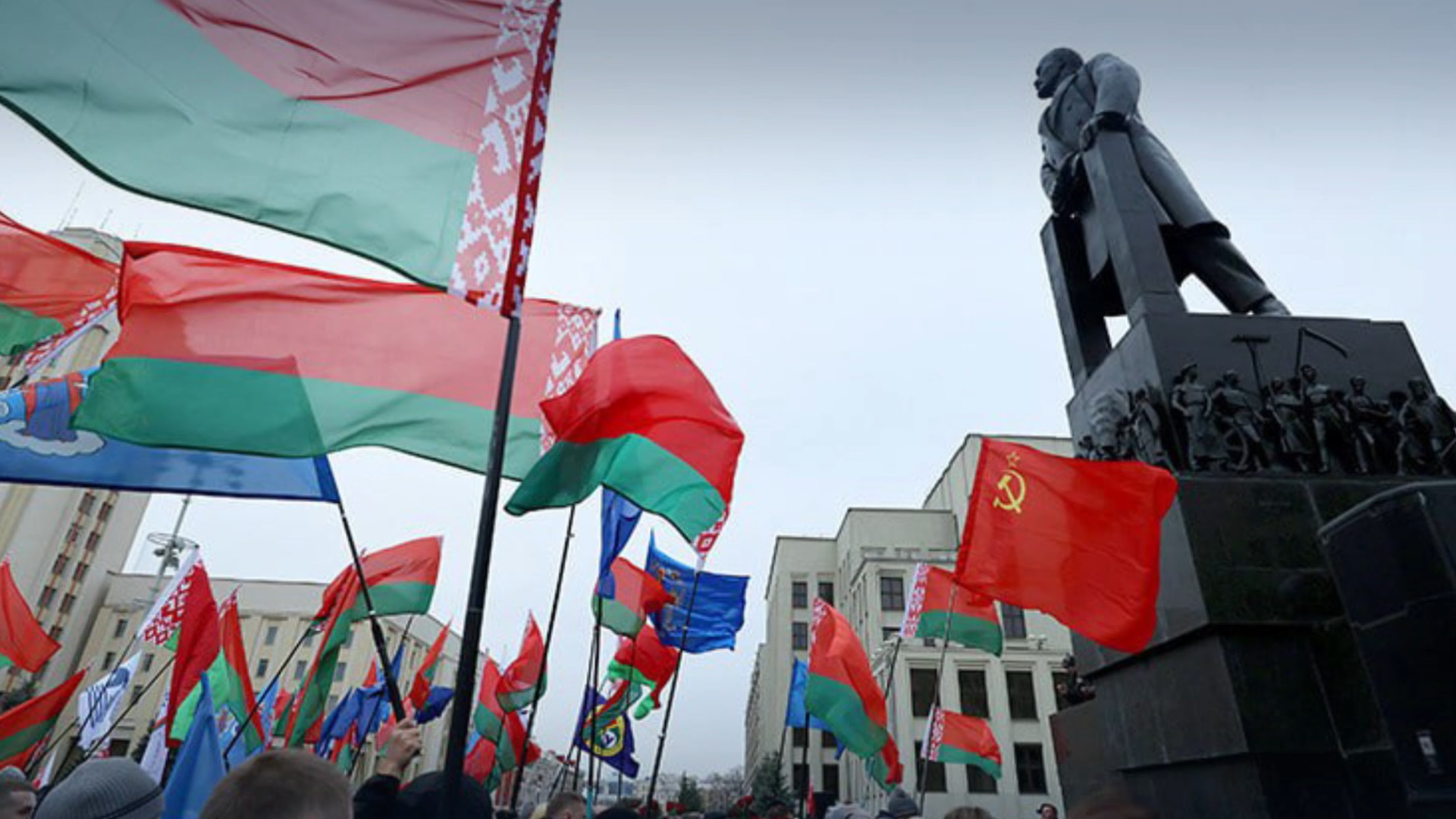 В Минске памятник Ленину расположен на площади Независимости возле Дома правительства