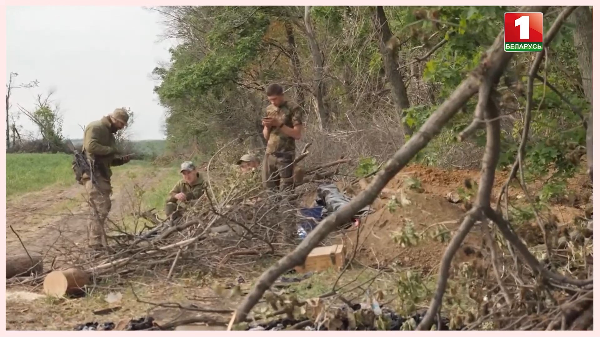 военные в лесу