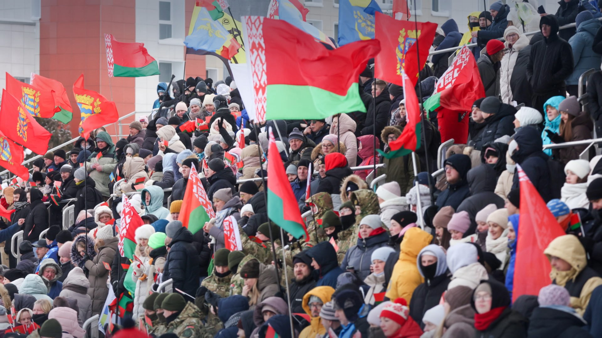 белорусские флаги на трибунах болельщиков