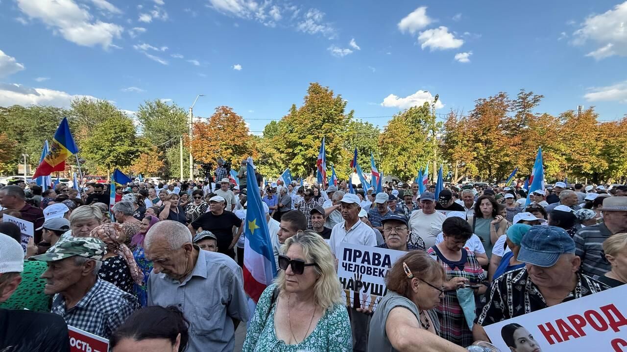 Толпа людей на митинге в Молдове в поддержку Евгении Гуцул