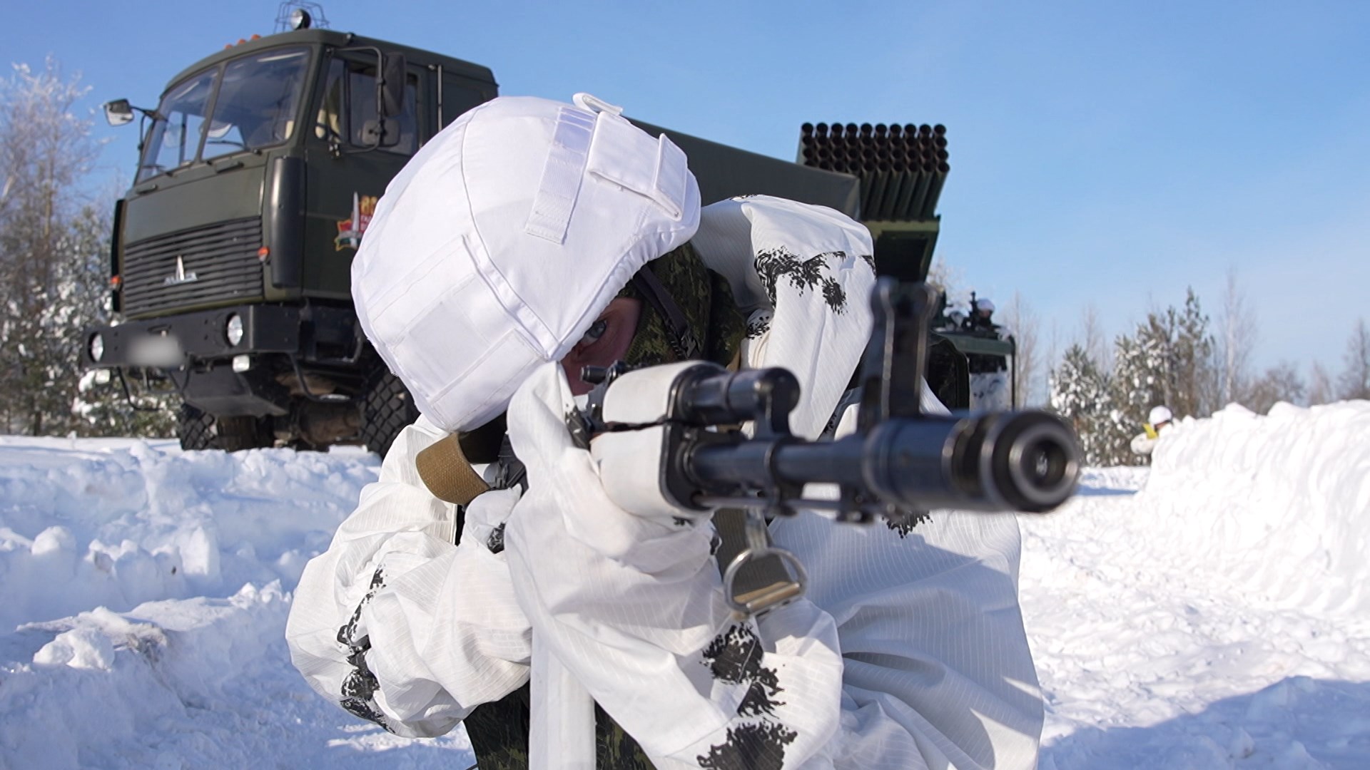 военный с оружием