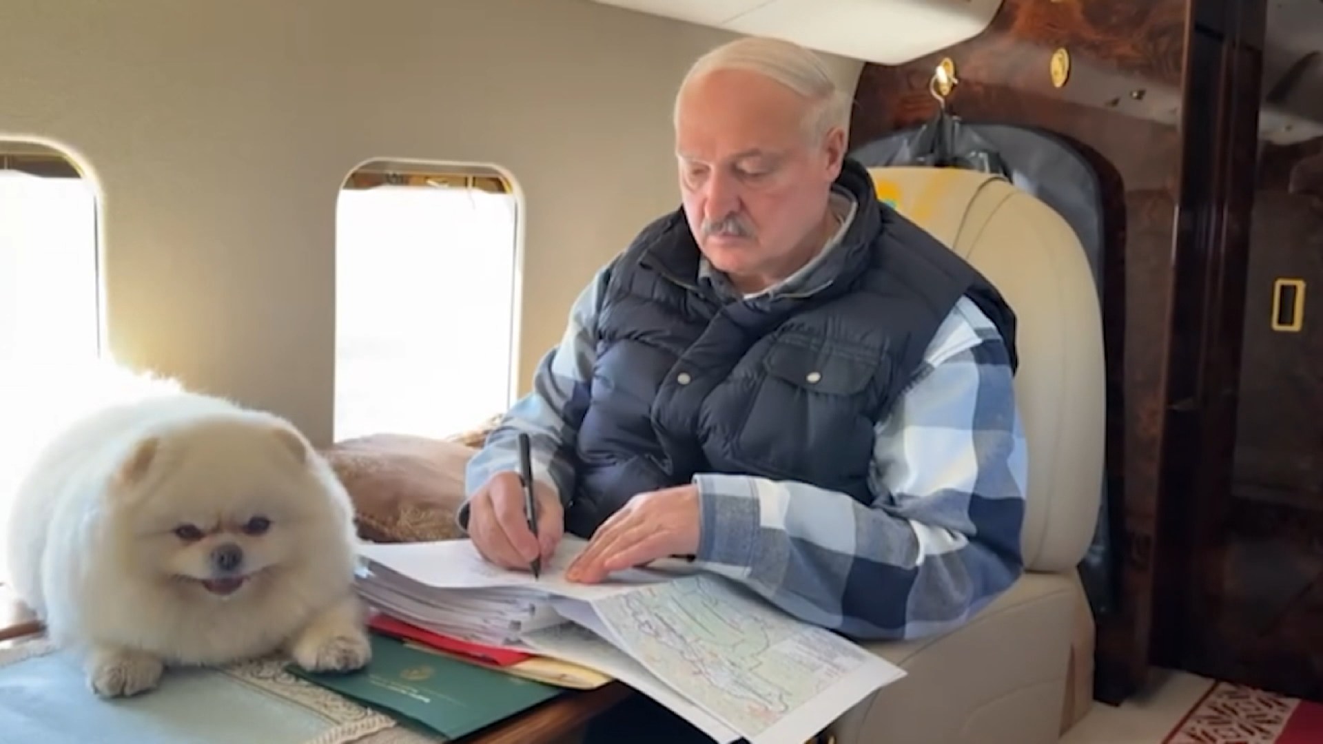 Александр Лукашенко на борту вертолета