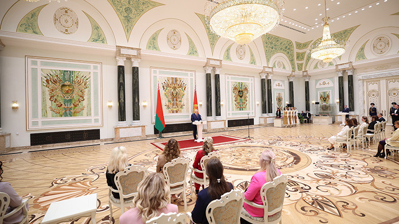 церемония награждения во Дворце Независимости