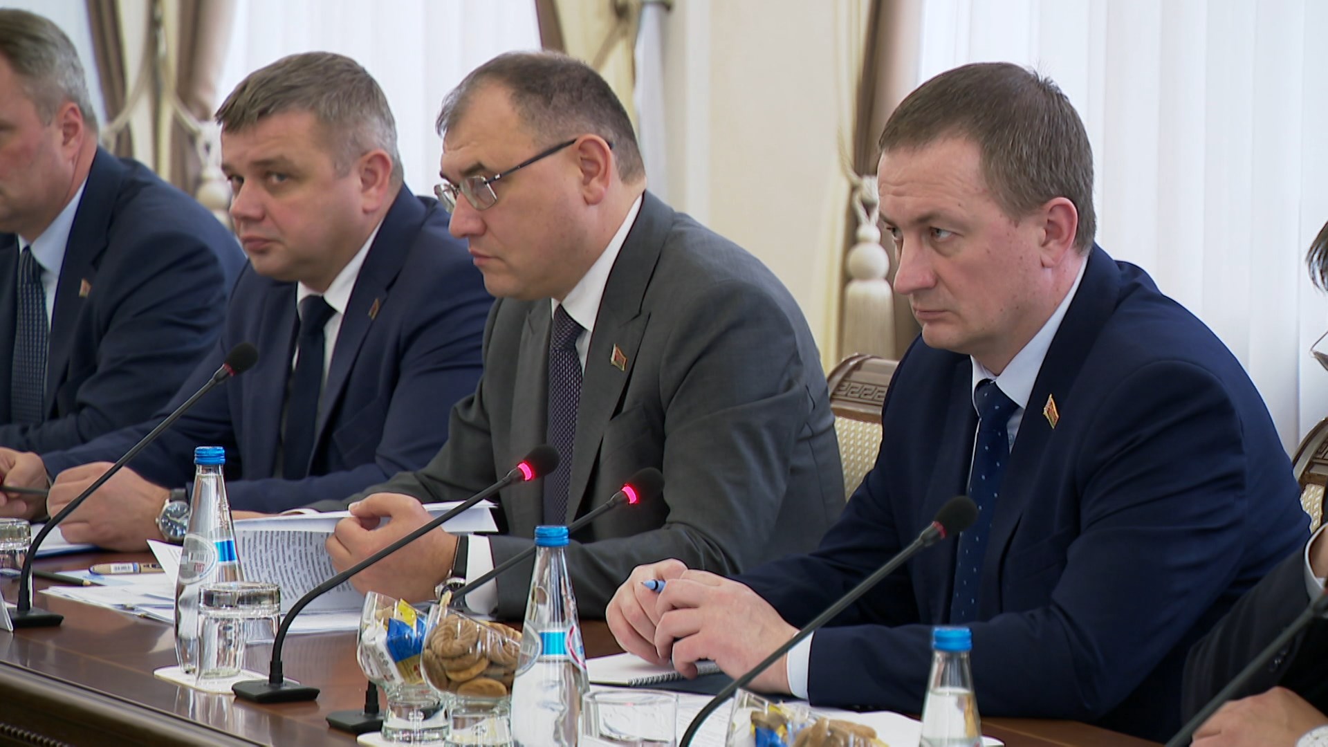 Александр Турчин во время встречи с первым заместителем министра экономики и финансов Узбекистана