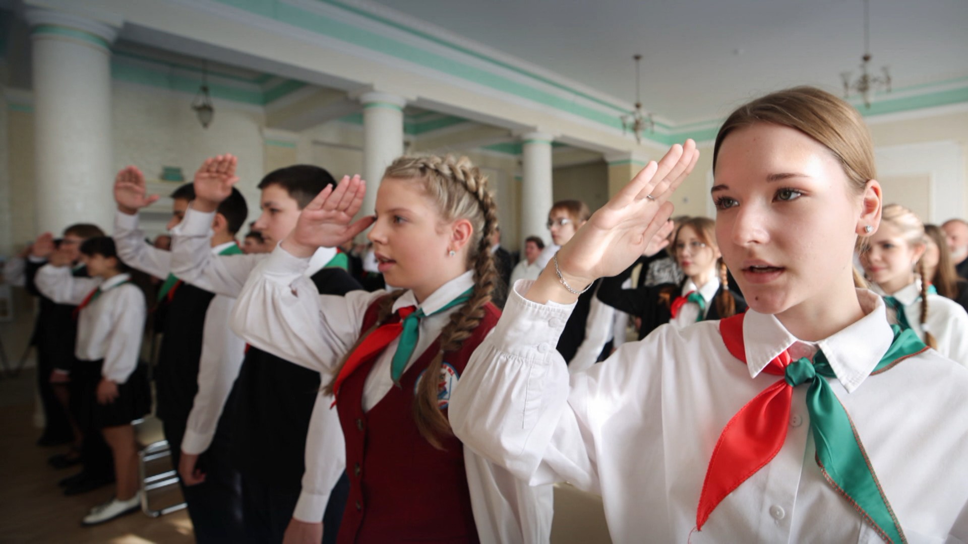 молодежь получает паспорта