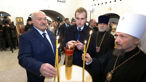 Лукашенко по традиции зажег рождественскую свечу в одном из храмов Беларуси