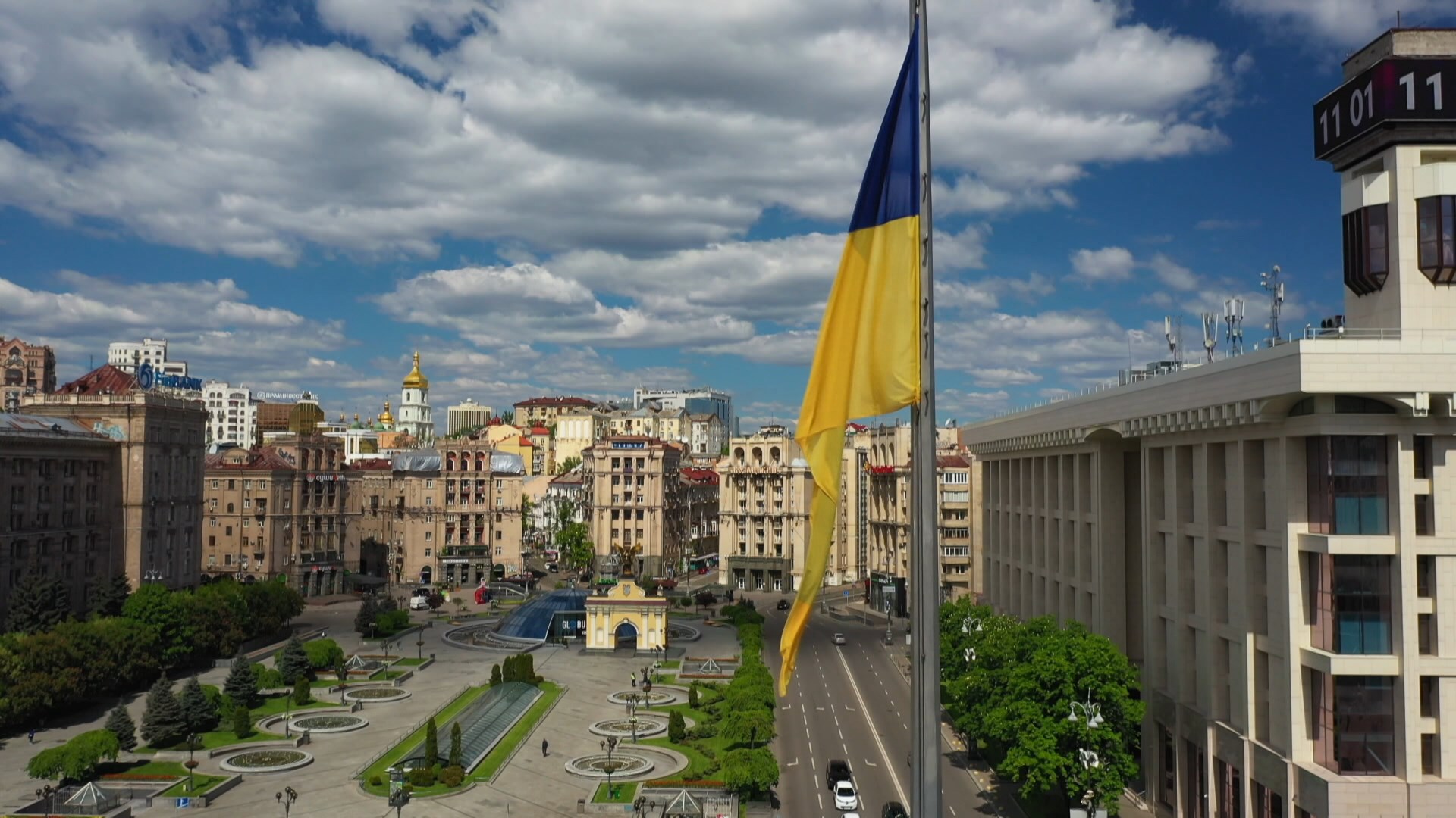 Украинский флаг на фоне города
