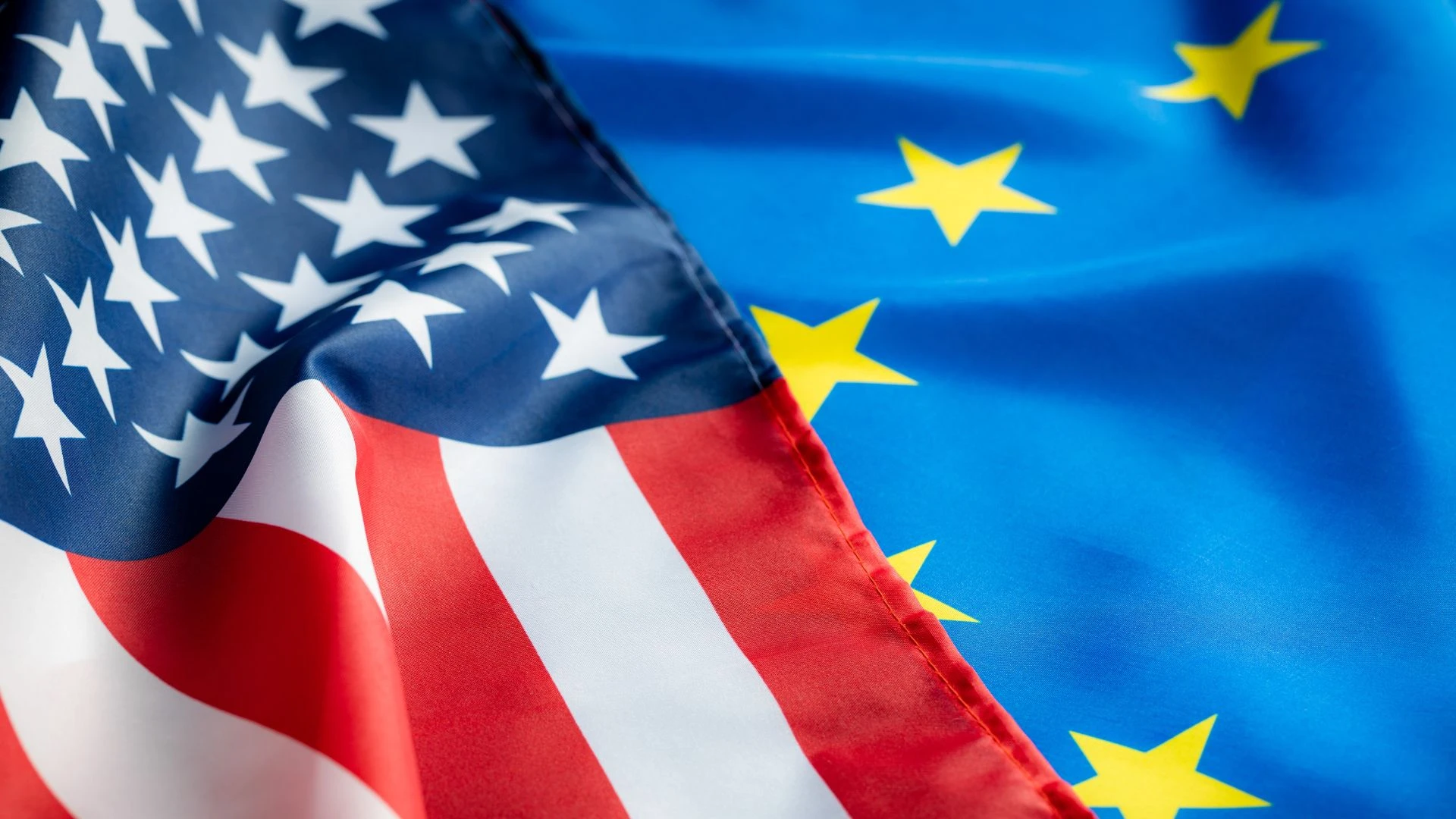 флаги сша и ес крупным планом