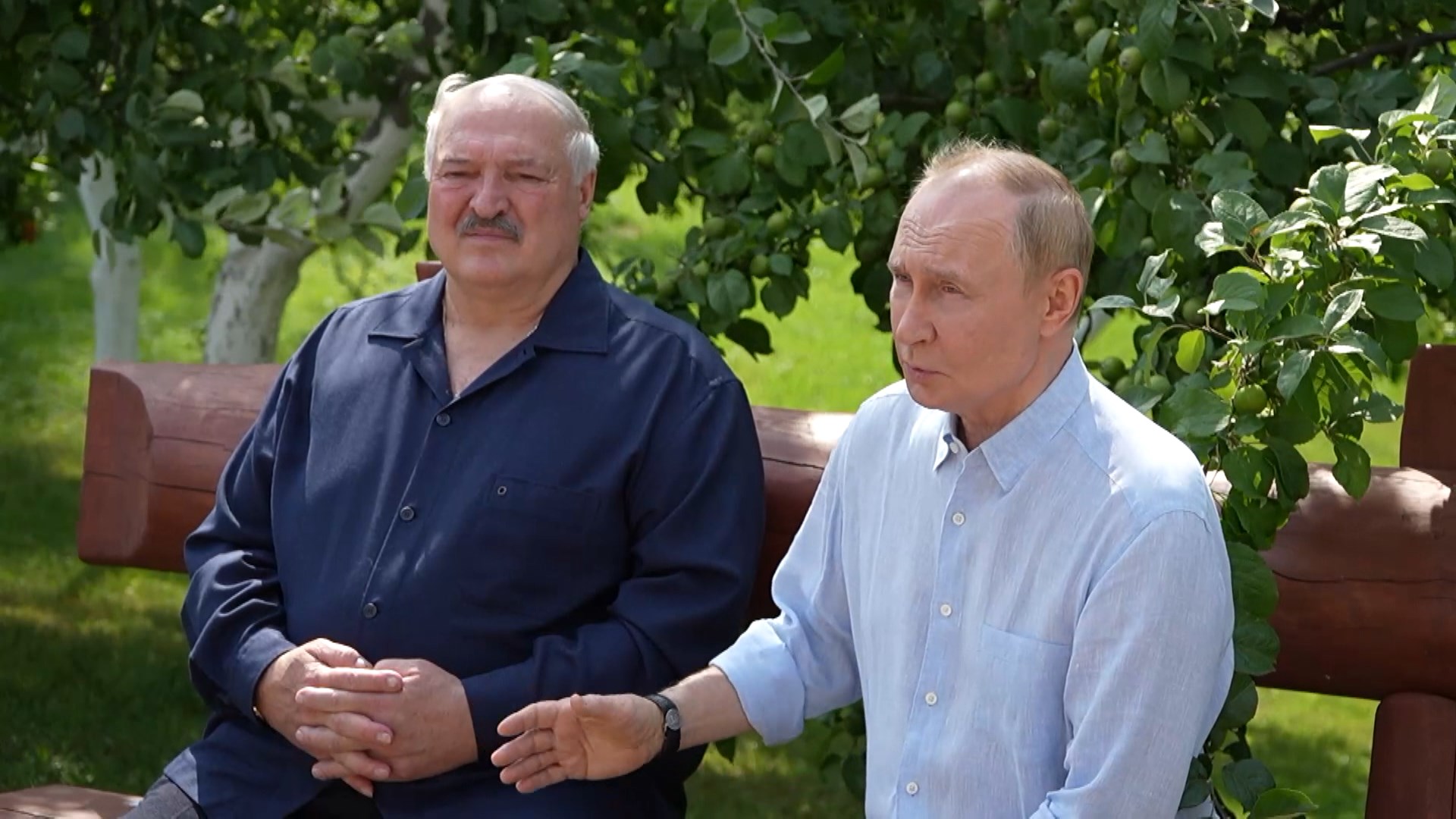 Александр Лукашенко и Владимир Путин Александр Лукашенко и Владимир Путин дают интервью