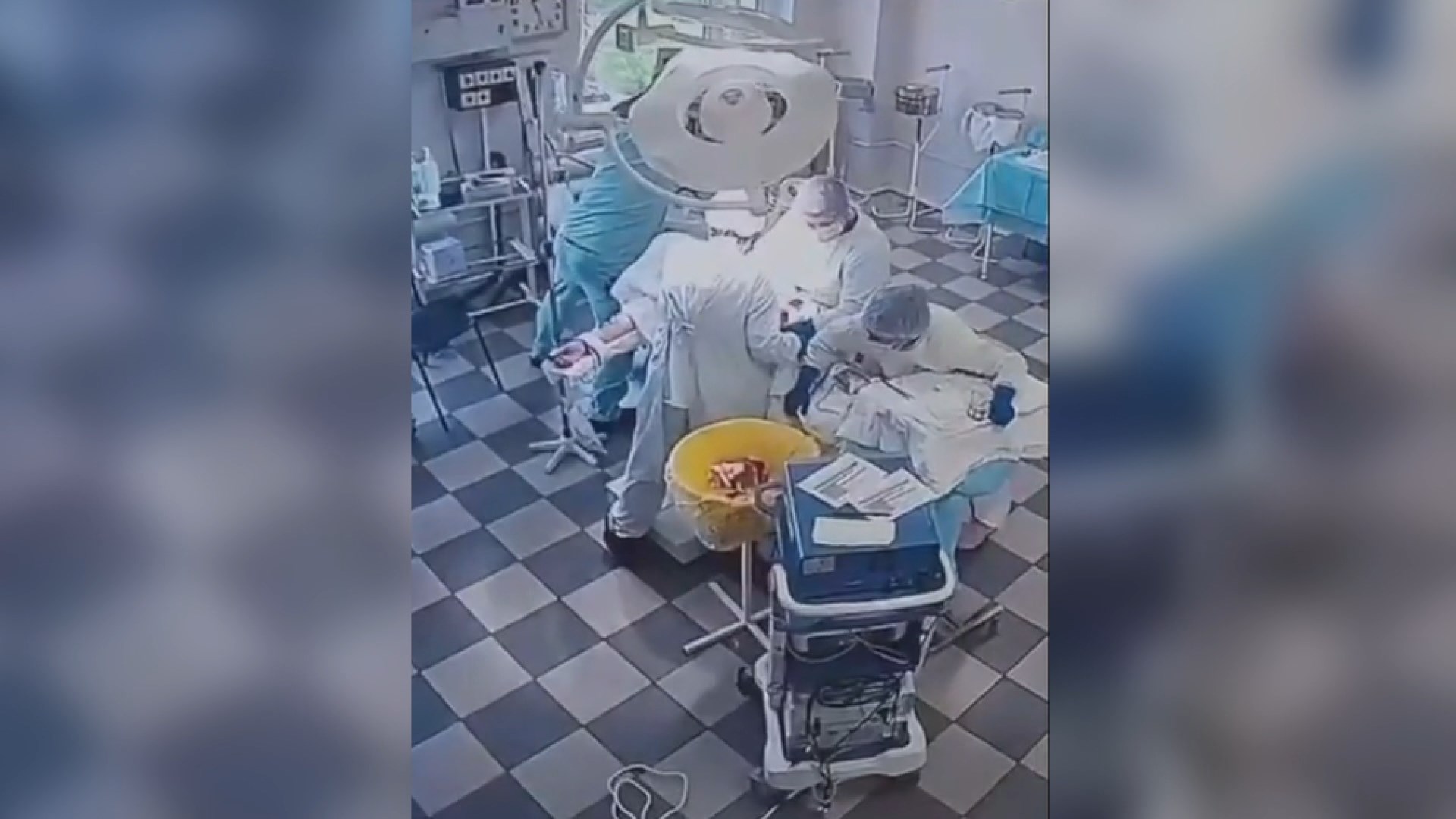 Кадр из видео, где в ходе операции врачи прикрыли собой больную во время землетрясения