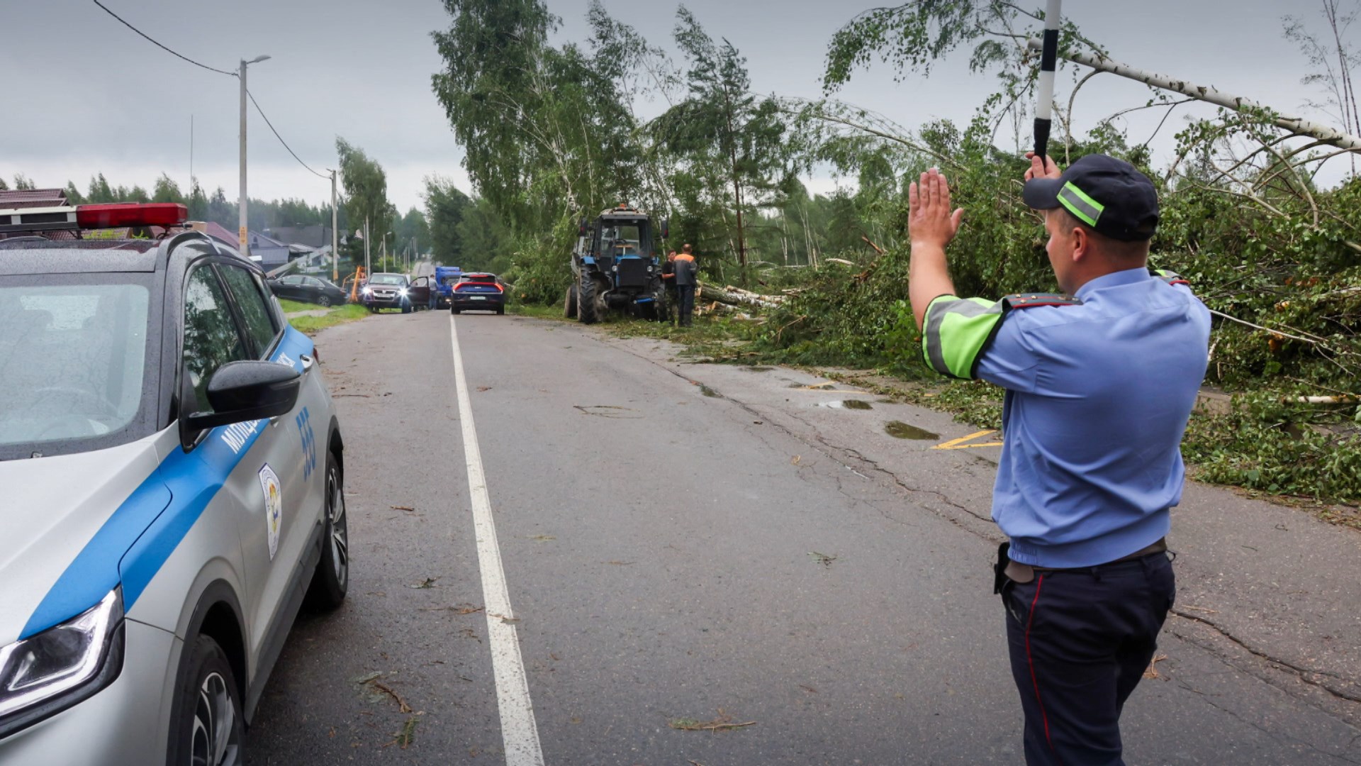 Перекрытие улицы в Колодищах из-за поваленных деревьев