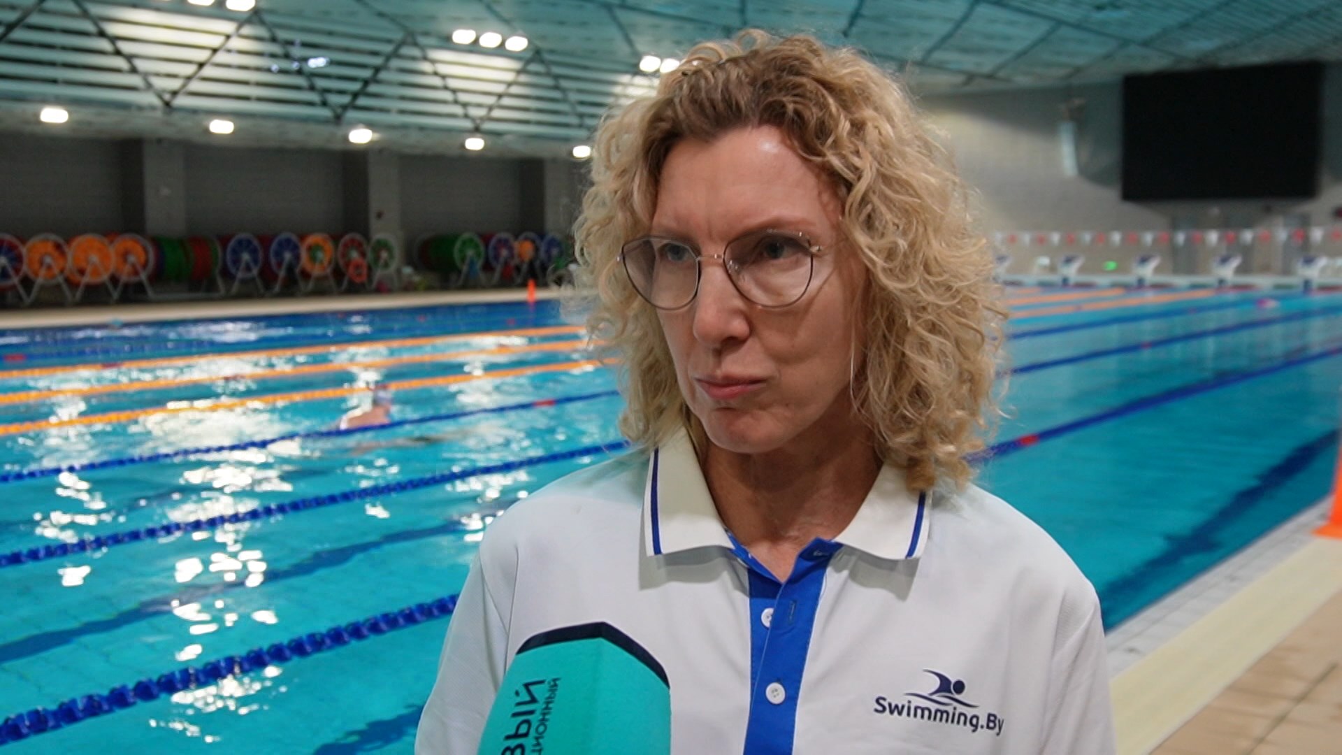 Женщина в бассейне