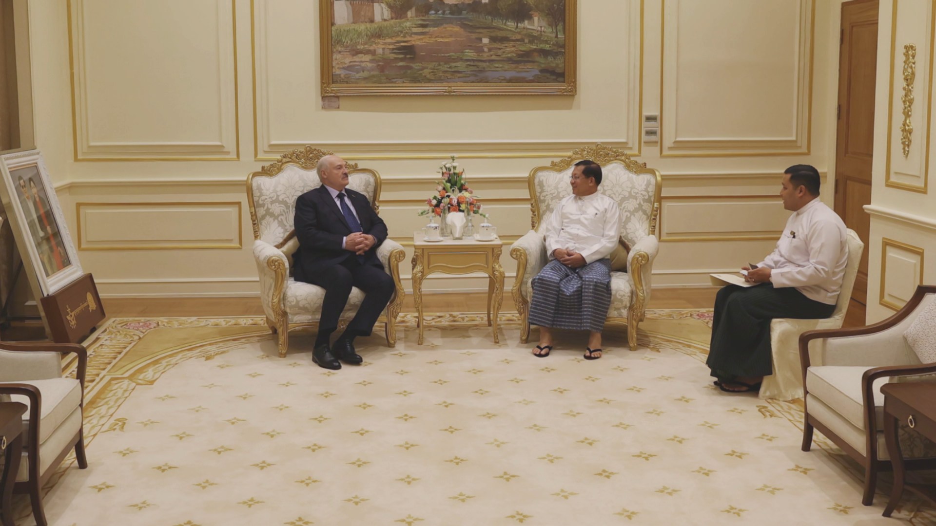 Александр Лукашенко, Мин Аун Хлайн