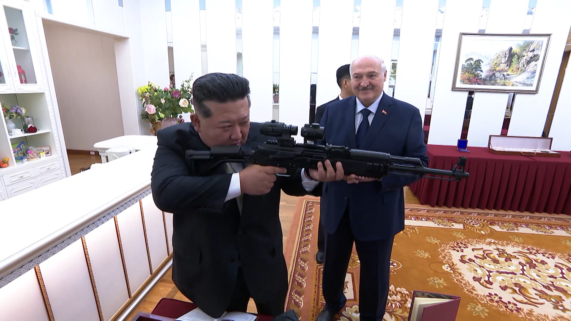 Ким Чен Ын с автоматом