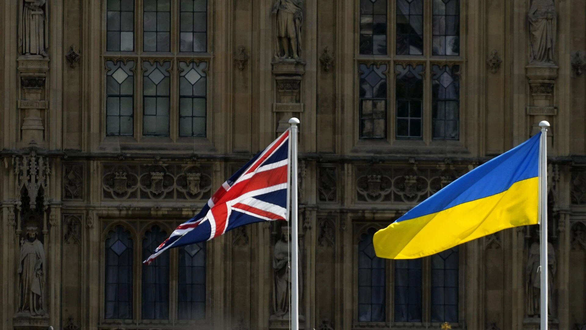 флаги Великобритании и Украины