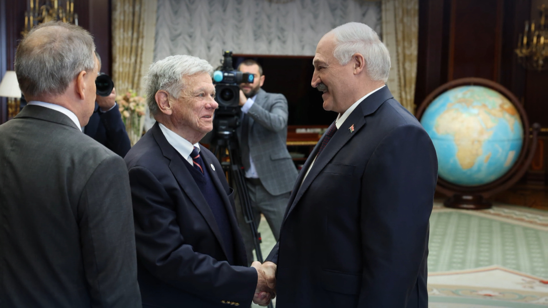 Джон Коул и Александр Лукашенко Джон Коул и Александр Лукашенко