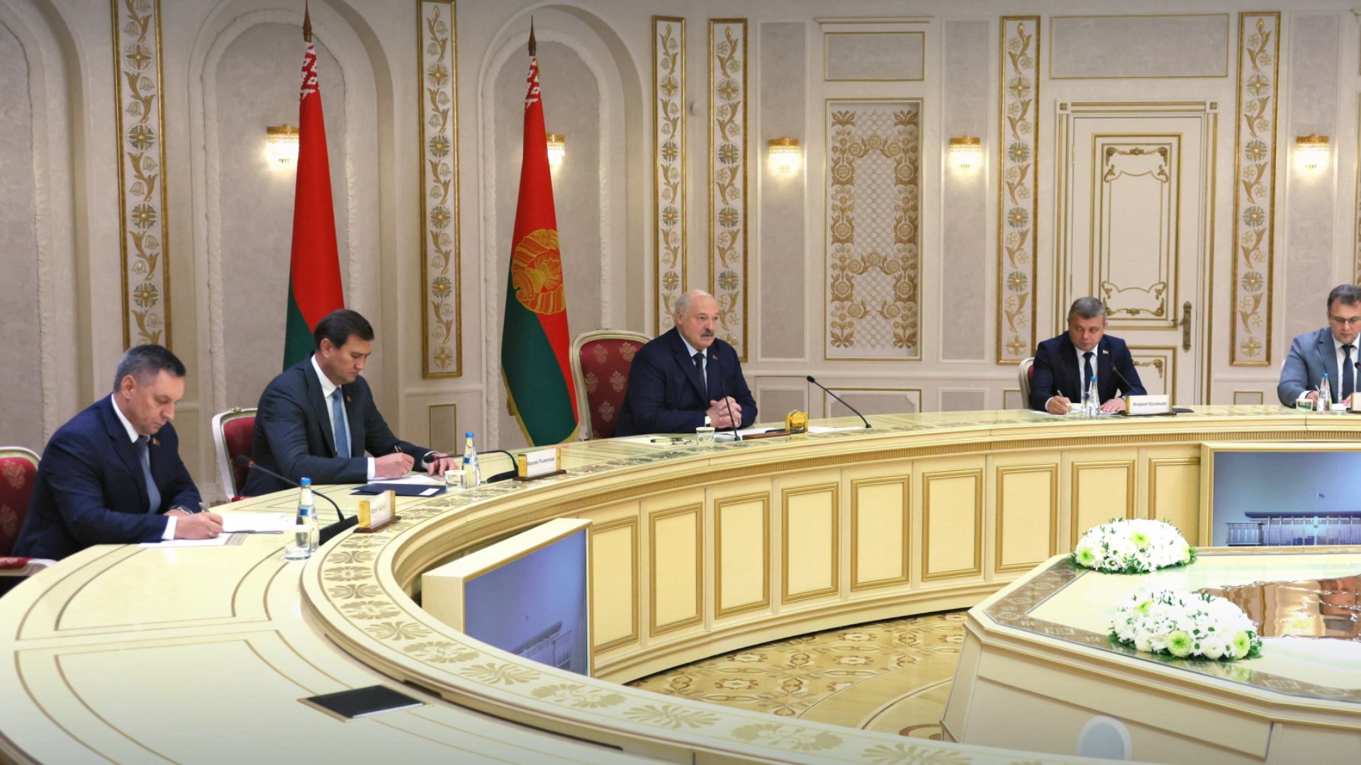 Александр Лукашенко на переговорах с губернатором Самарской области Вячеславом Федорищевым Александр Лукашенко