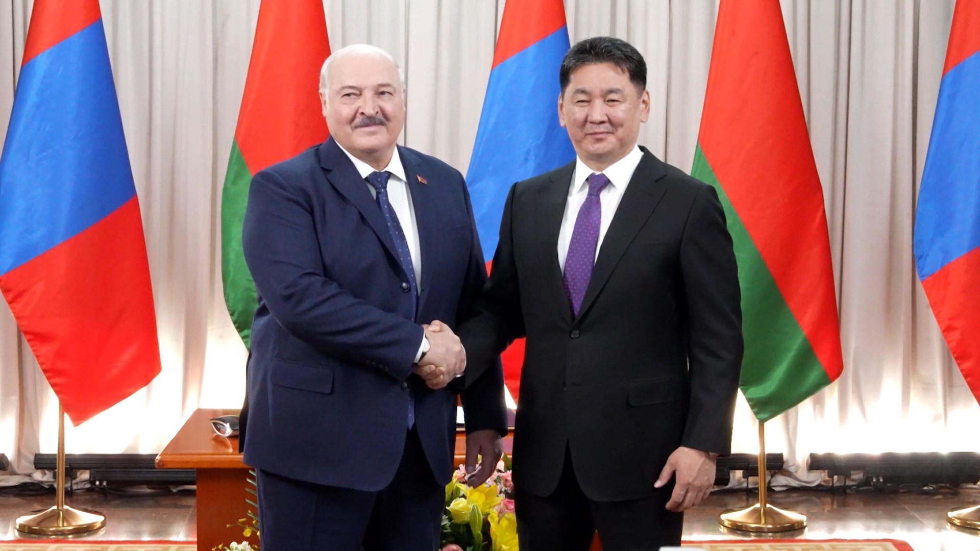 Президент Беларуси Александр Лукашенко и Президент Монголии Ухнаагийн Хурэлсух