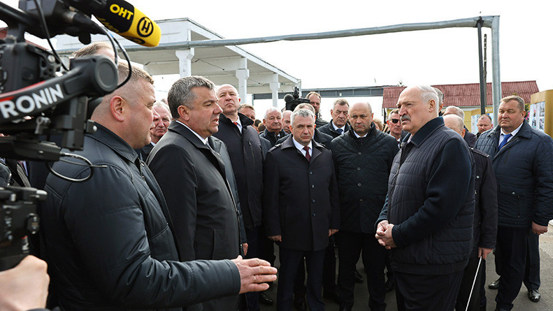 Александр Лукашенко слушает отчет