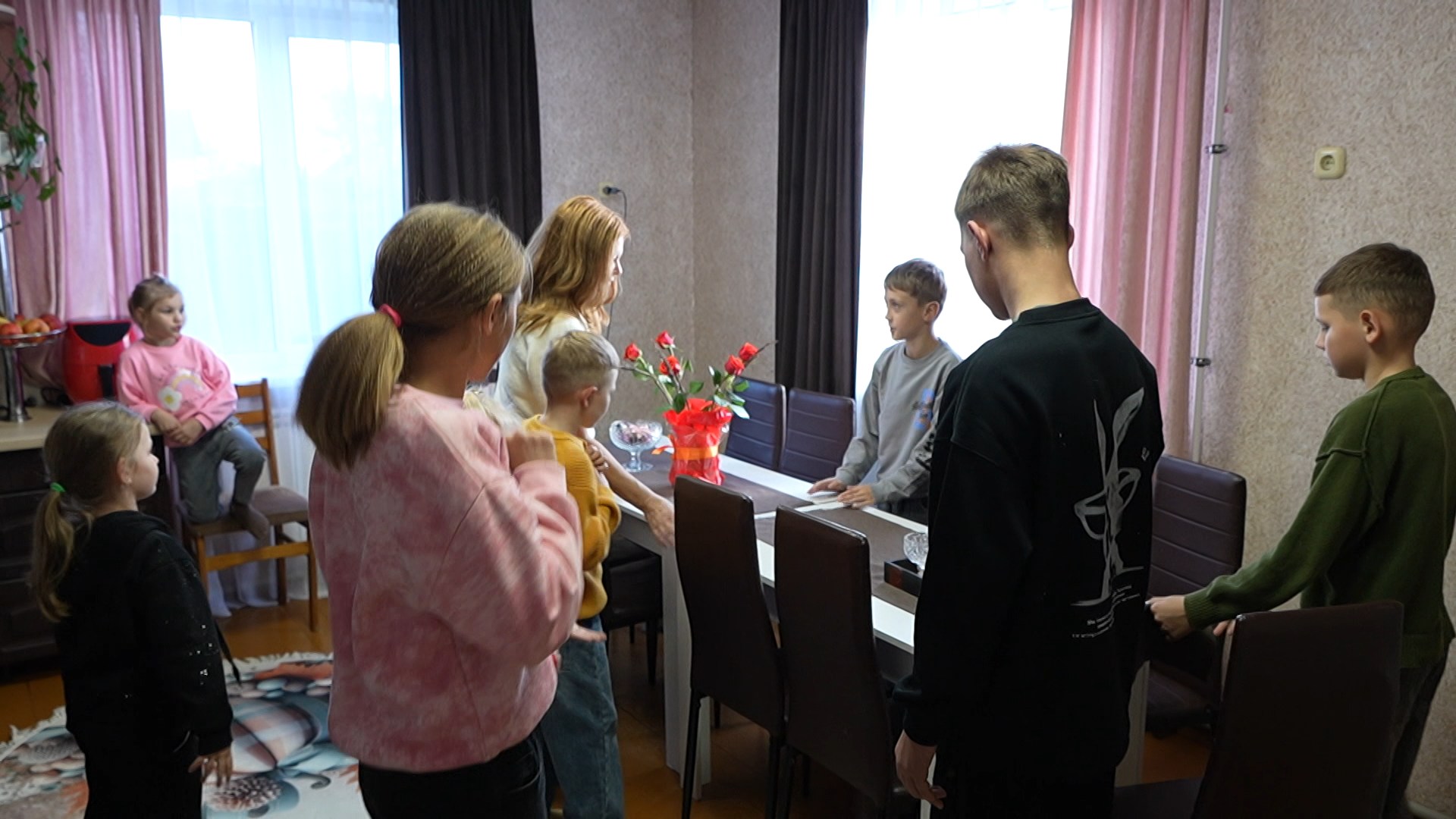 дети в комнате